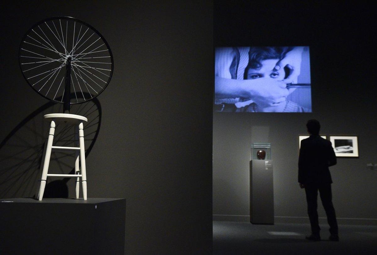 La exposición combina objetos artísticos con cortos surrealistas. La exposición combina objetos artísticos con cortos surrealistas.