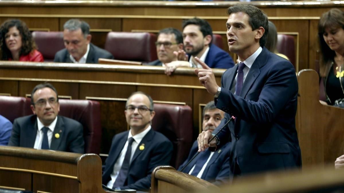 El líder de Cs, Albert Rivera, se queja de la fórmula utilizada por los diputados independentistas para jurar o prometer el acatamiento a la Constitución. El líder de Cs, Albert Rivera, se queja de la fórmula utilizada por los diputados independentistas para jurar o prometer el acatamiento a la Constitución.