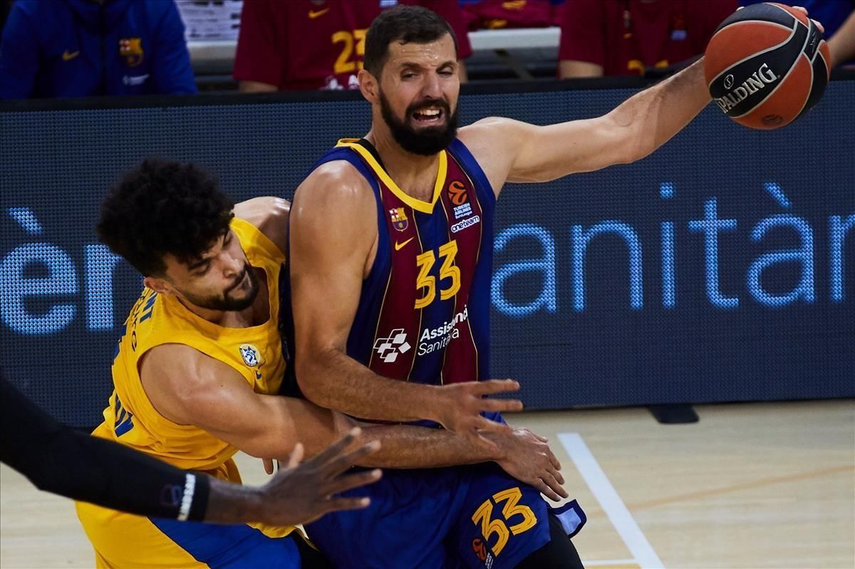 Mirotic controla un balón en el presencia de Elijah Bryant del Maccabi Mirotic controla un balón en el presencia de Elijah Bryant del Maccabi