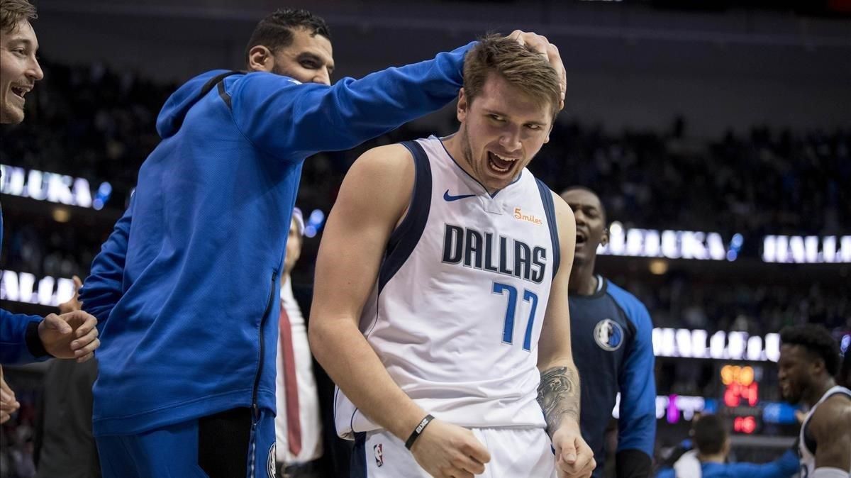 Doncic, felicitado por los suyos tras su exhibición. Doncic, felicitado por los suyos tras su exhibición.