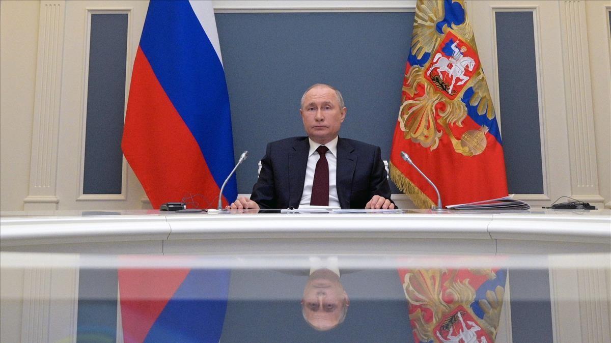 El presidente ruso Vladimir Putin participa de forma virtual desde Moscú en la cumbre del clima, este jueves.