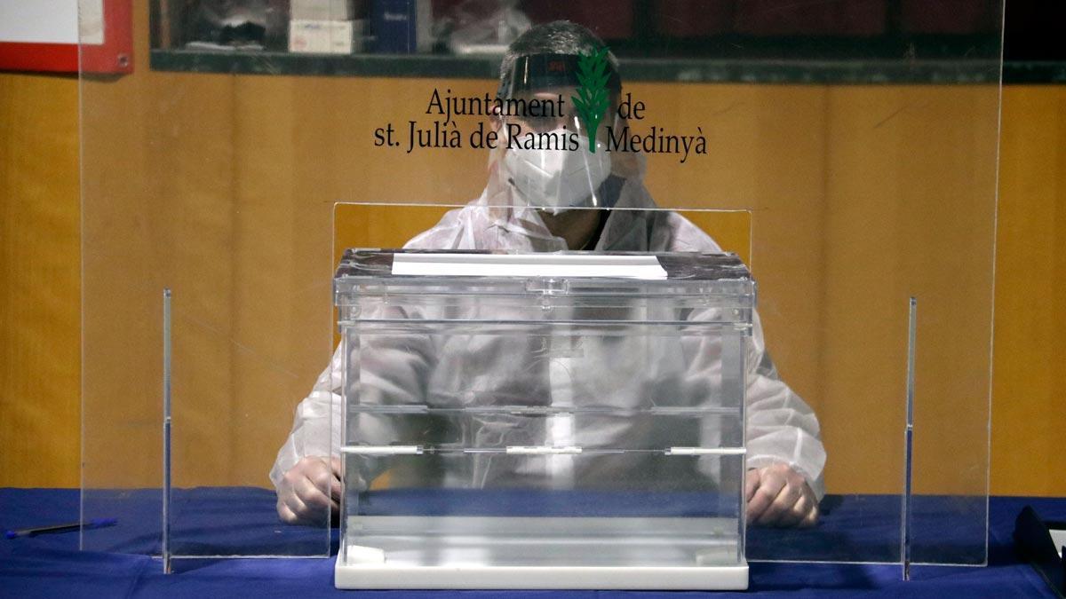 Simulacro de votación en tiempos de covid en un colegio electoral de Sant Julià de Ramis.
