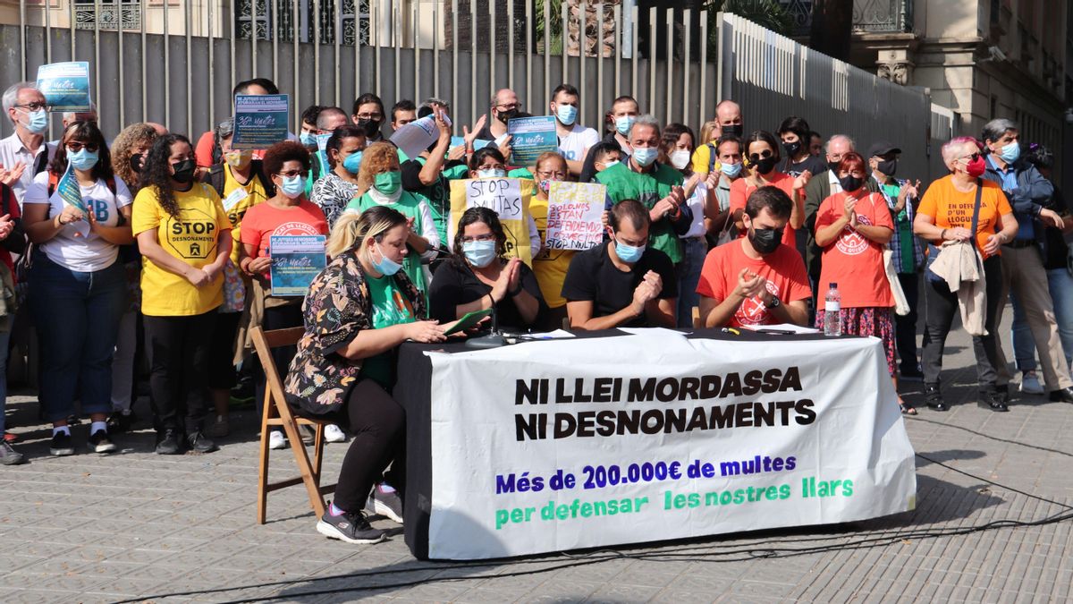 Una imagen de la convocatoria de este mediodía del movimiento antidesahucios, delante del Departamento de Interior. Una imagen de la convocatoria de este mediodía del movimiento antidesahucios, delante del Departamento de Interior.