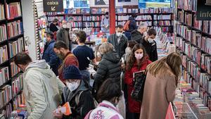 Ambiente previo a Sant Jordi en la librería La Central de la calle Mallorca, este martes. 