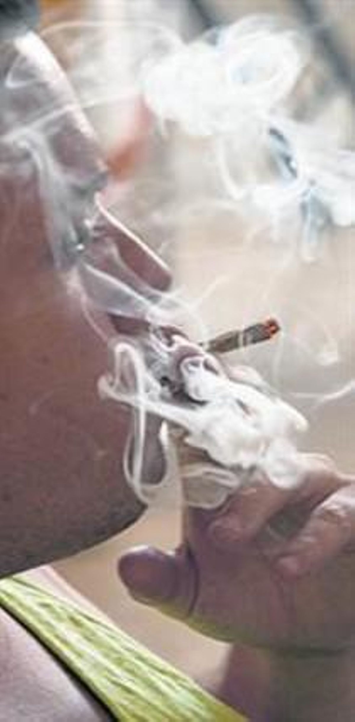 Un joven fuma en un club. Un joven fuma en un club.