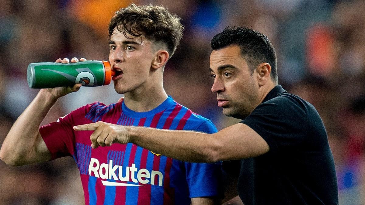 Xavi da instrucciones a Gavi durante el Barça-Villarreal del Camp Nou.