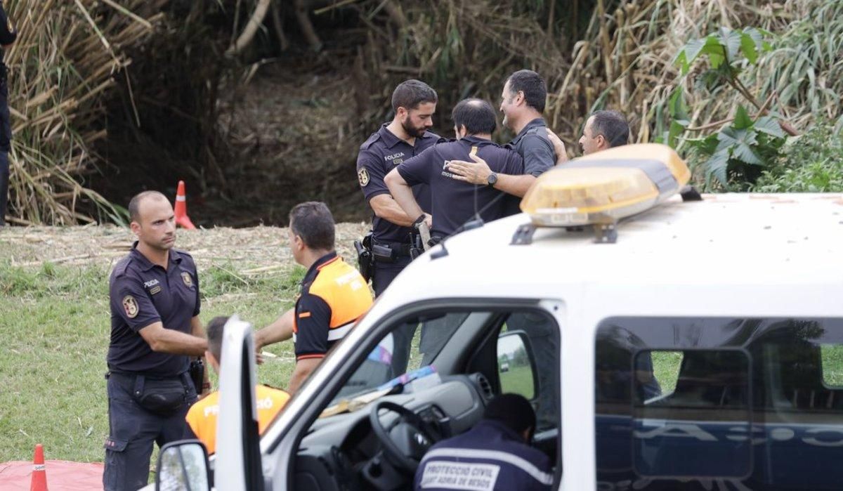 Agentes del dispositivo de búsqueda del bebé arrojado al río Besòs. Agentes del dispositivo de búsqueda del bebé arrojado al río Besòs.