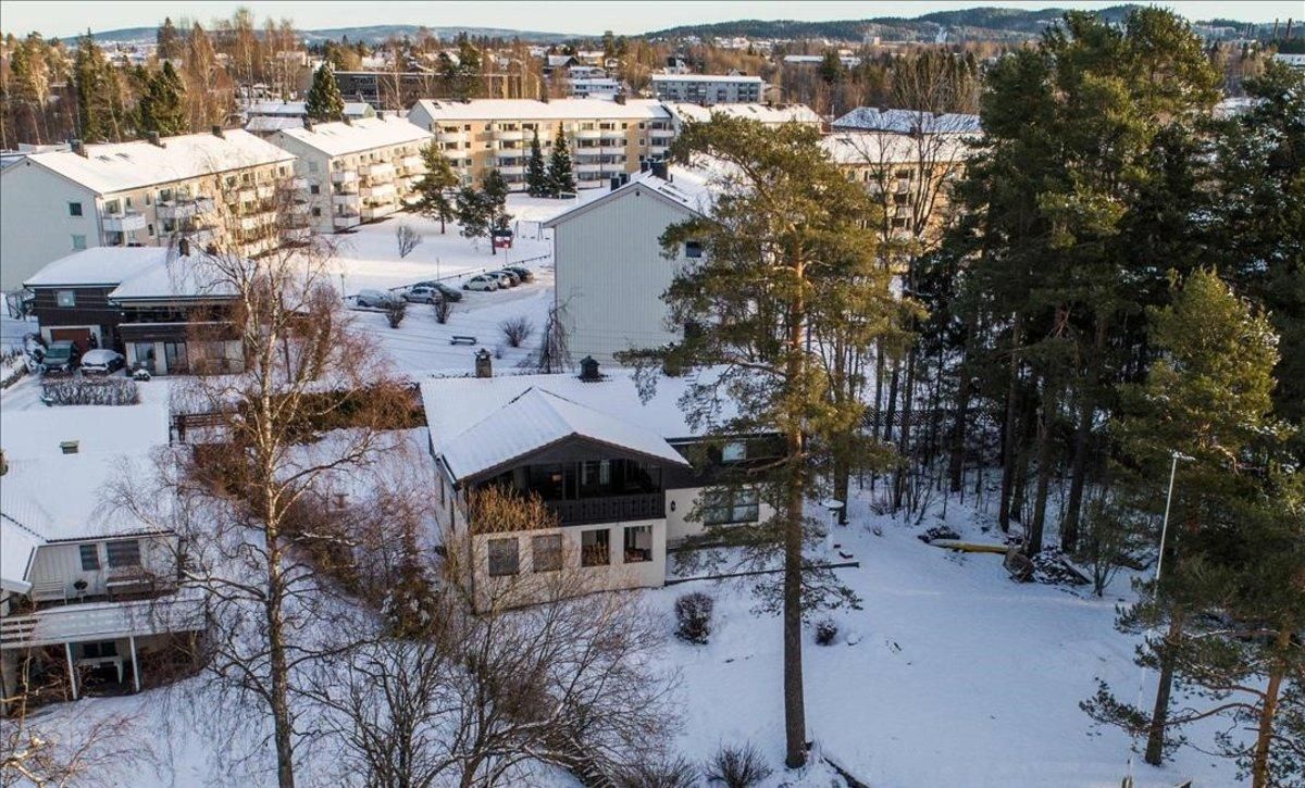 En primer plano, la casa en la que viven Tom Hagen y su esposa Anne-Elisabeth Hagen. En primer plano, la casa en la que viven Tom Hagen y su esposa Anne-Elisabeth Hagen.