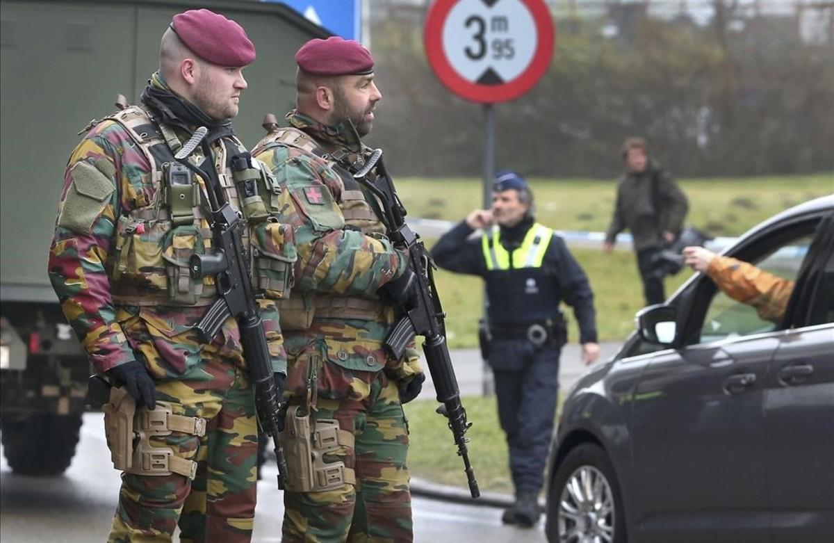 Militares belgas patrullan las inmediaciones de aeropuerto de Zaventem, en Bruselas. 