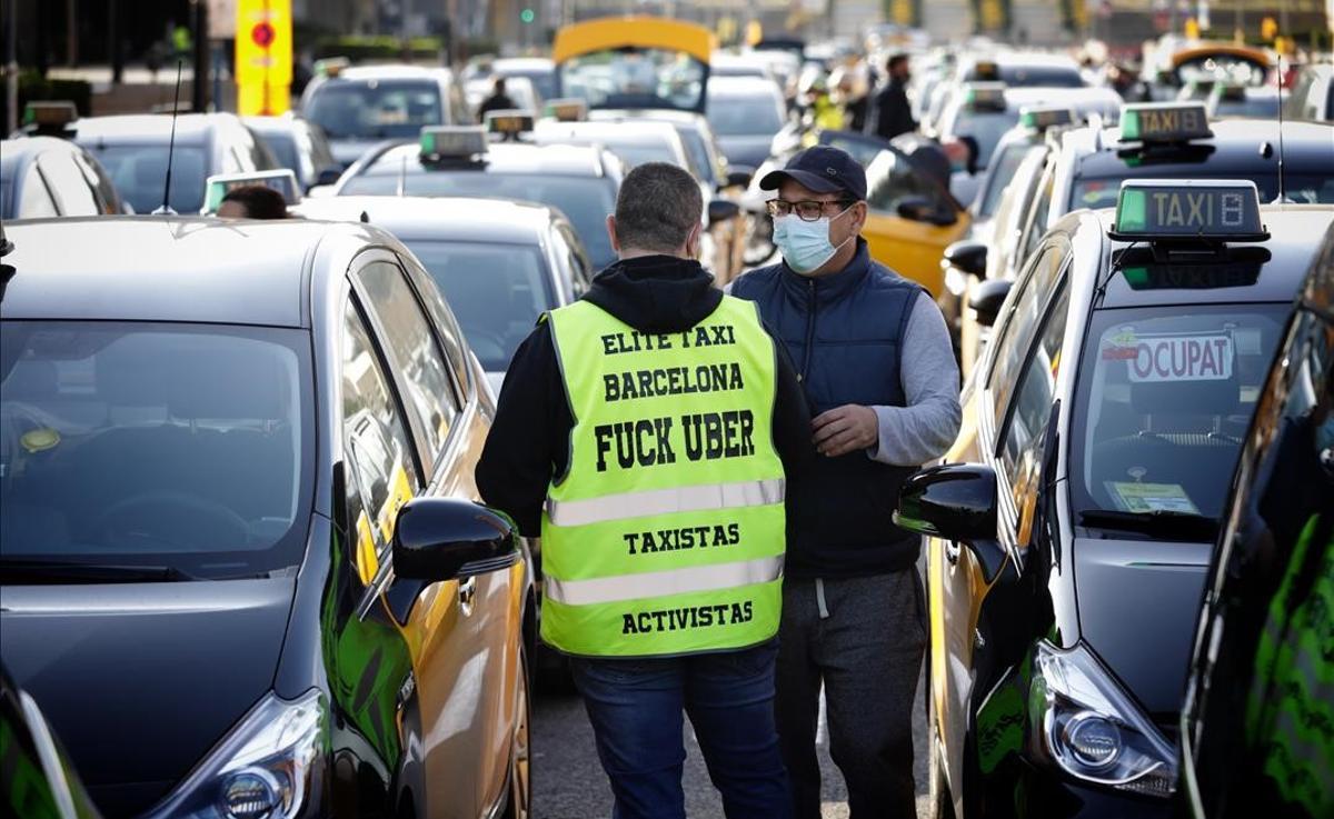 Marcha lenta de taxistas contra el retorno de Uber a Barcelona, el 18 de marzo