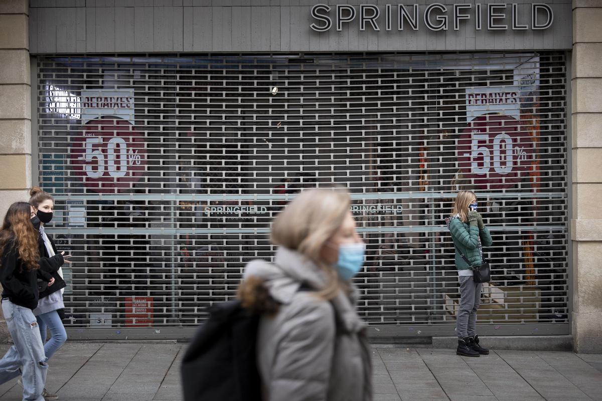 Una tienda cerrada en Barcelona para frenar los contagios por coronavirus.