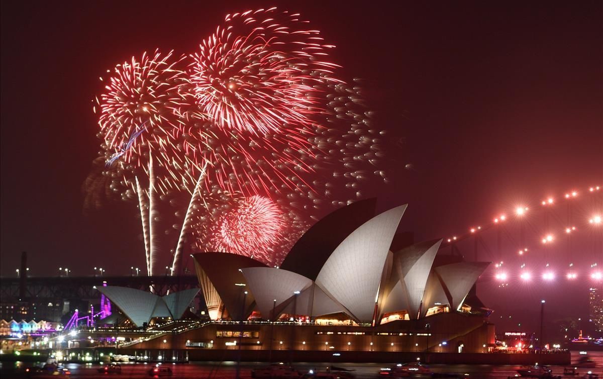 Tradicional espectaculo de fuegos artificiales en el puerto de Sídney como parte de las celebraciones del Año Nuevo en Australia. Tradicional espectaculo de fuegos artificiales en el puerto de Sídney como parte de las celebraciones del Año Nuevo en Australia.