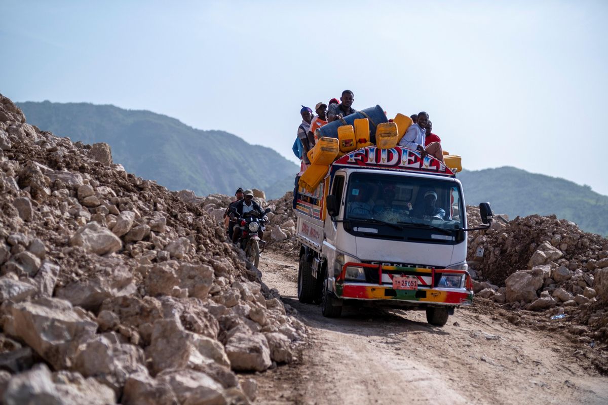 Un camión con ayuda humanitaria se dirige a las zonas afectadas por el terremoto. Un camión con ayuda humanitaria se dirige a las zonas afectadas por el terremoto.