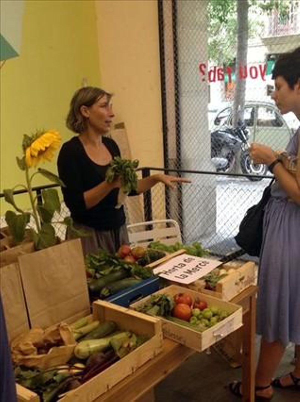Una productora y una clienta en la primera Colmena de Barcelona Una productora y una clienta en la primera Colmena de Barcelona