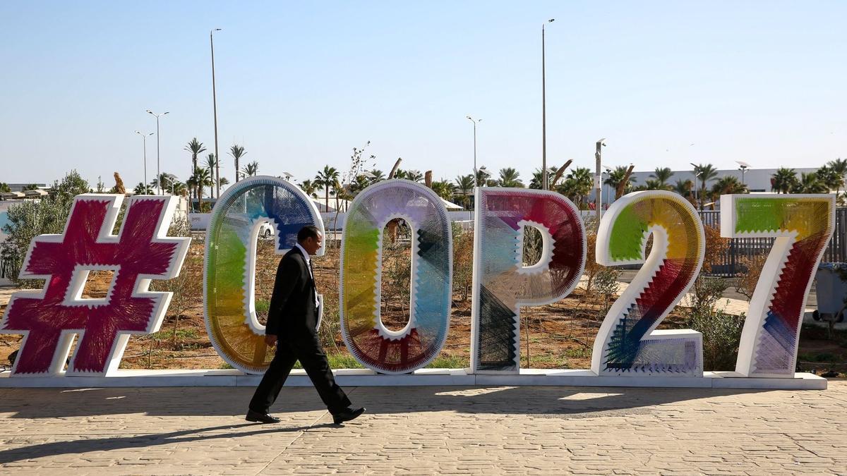 Logotipo de la COP27 en el recinto del Centro Internacional de Convenciones de Sharm El Sheikh en Sharm El-Sheikh Logotipo de la COP27 en el recinto del Centro Internacional de Convenciones de Sharm El Sheikh en Sharm El-Sheikh