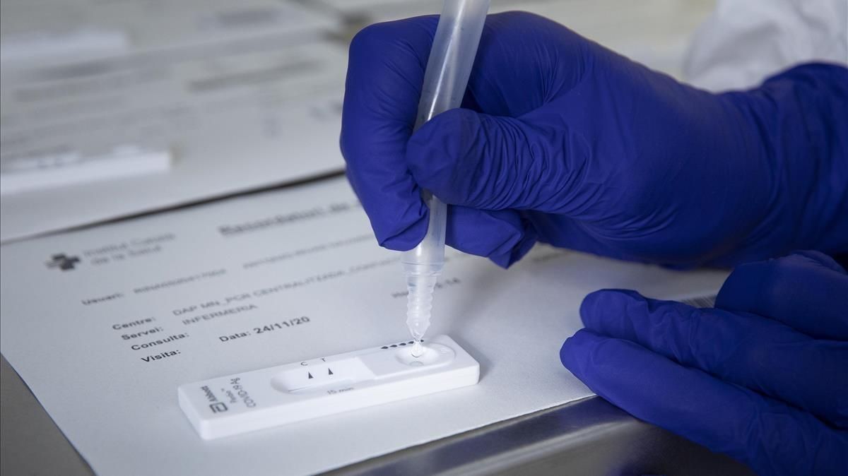 Un sanitario trabaja en un test para detectar positivos de covid-19 en un centro de atención primaria de Badalona. Un sanitario trabaja en un test para detectar positivos de covid-19 en un centro de atención primaria de Badalona.
