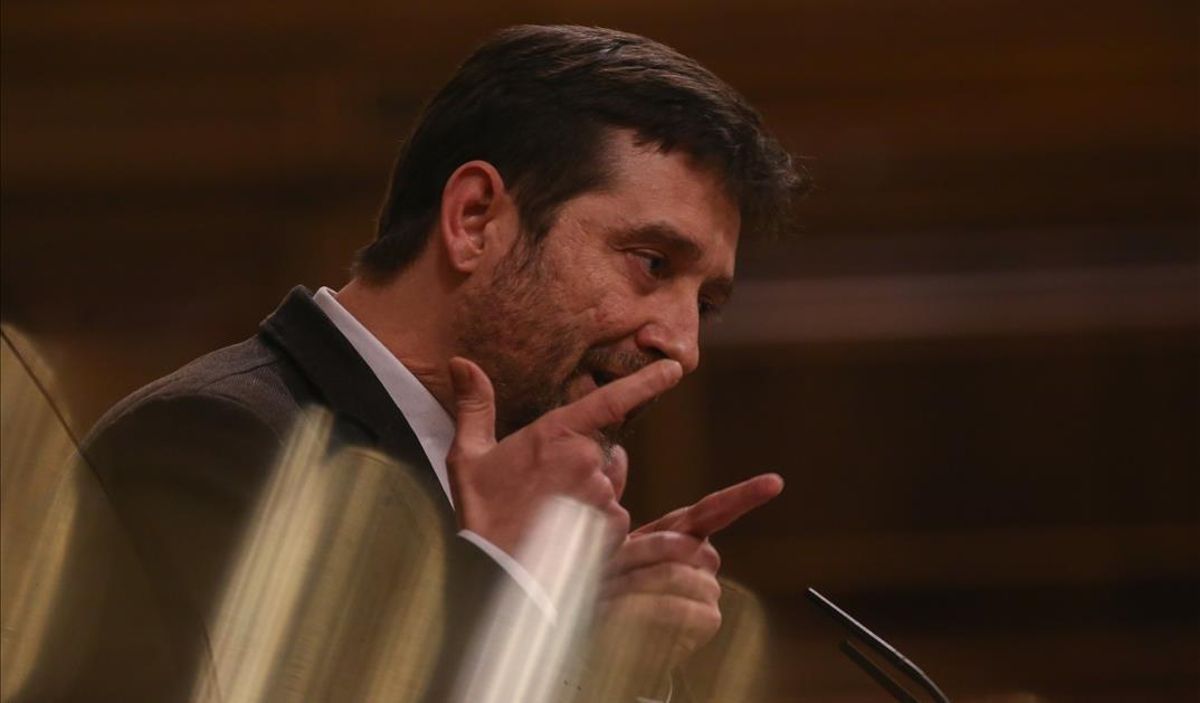 El portavoz de Podemos Rafa Mayoral interviene en una sesión plenaria en el Congreso de los Diputados. El portavoz de Podemos Rafa Mayoral interviene en una sesión plenaria en el Congreso de los Diputados.