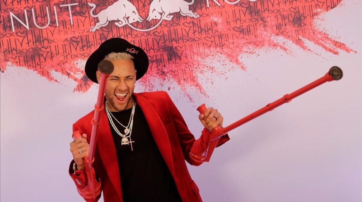 Neymar, sonriente con sus muletas rojas a juego con todo, en su fiesta de cumpleaños, el pasado febrero. Neymar, sonriente con sus muletas rojas a juego con todo, en su fiesta de cumpleaños, el pasado febrero.