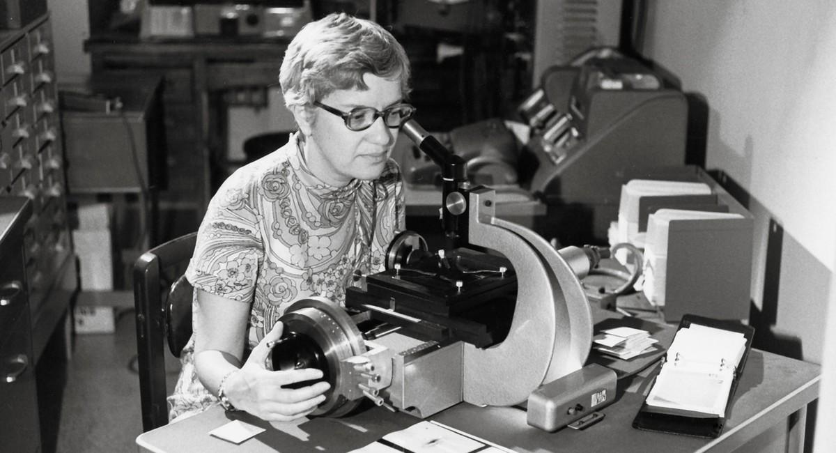 La astrónoma estadounidense Vera Rubin, cuyos trabajos permitieron confirmar la existencia de la enigmática materia oscura