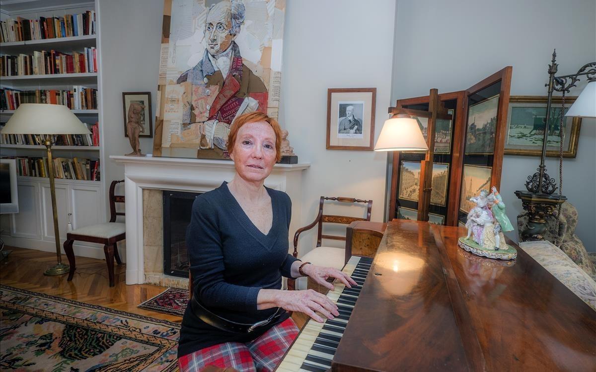 Anna Cuatrecasas y su piano Clementi, en Barcelona.
