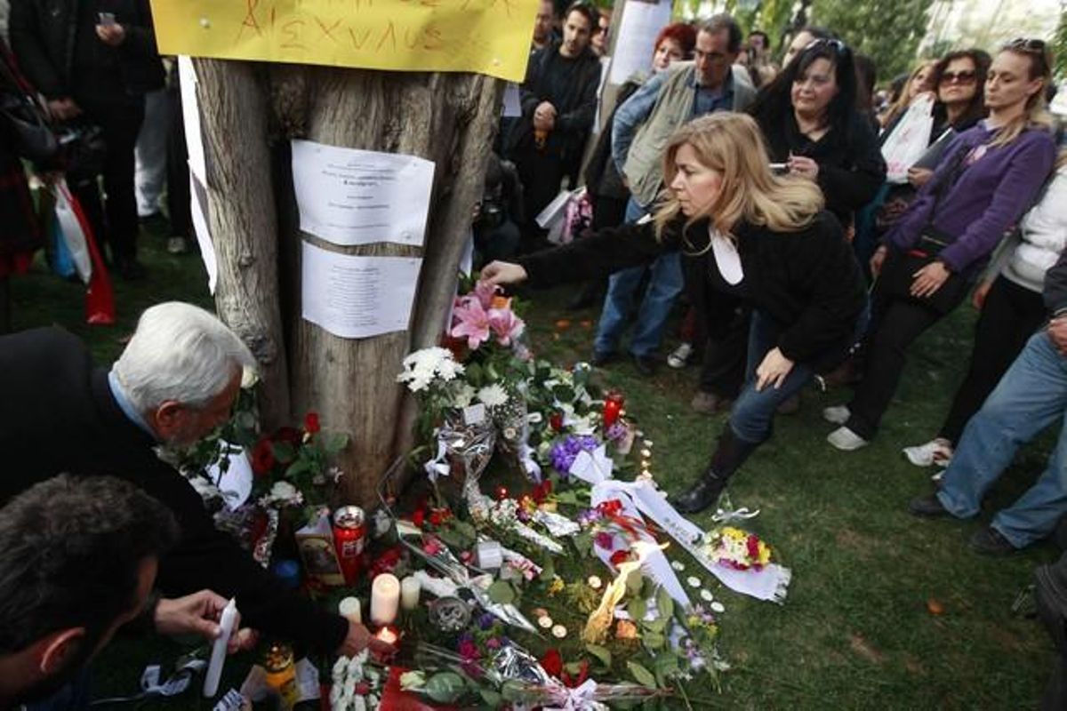 Varios ciudadanos colocan flores y velas en el lugar donde se suicidó el jubilado, el miércoles, en la plaza Sintagma, en Atenas. Varios ciudadanos colocan flores y velas en el lugar donde se suicidó el jubilado, el miércoles, en la plaza Sintagma, en Atenas.