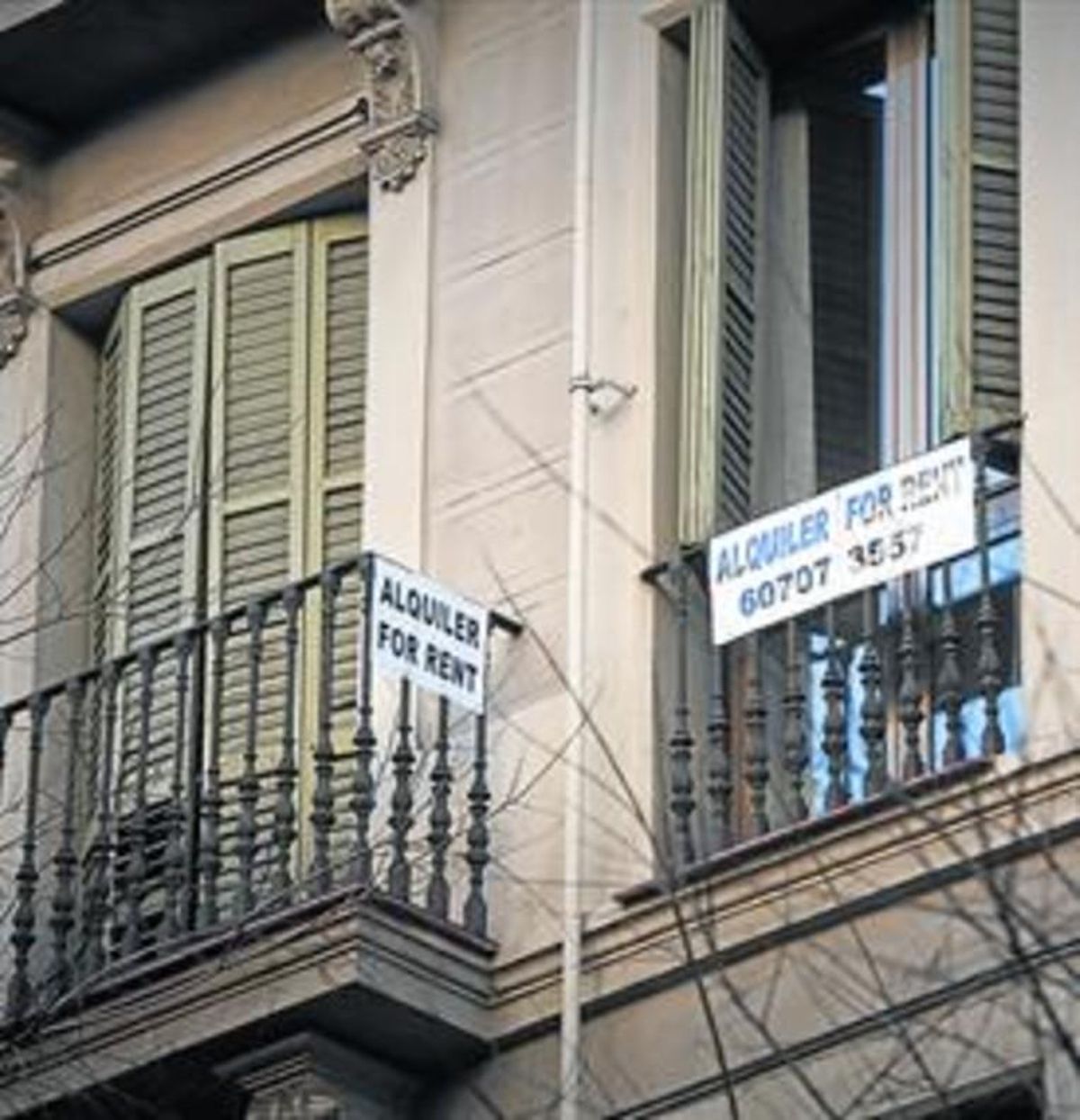 Carteles de alquiler en un edificio del centro de Barcelona. Carteles de alquiler en un edificio del centro de Barcelona.