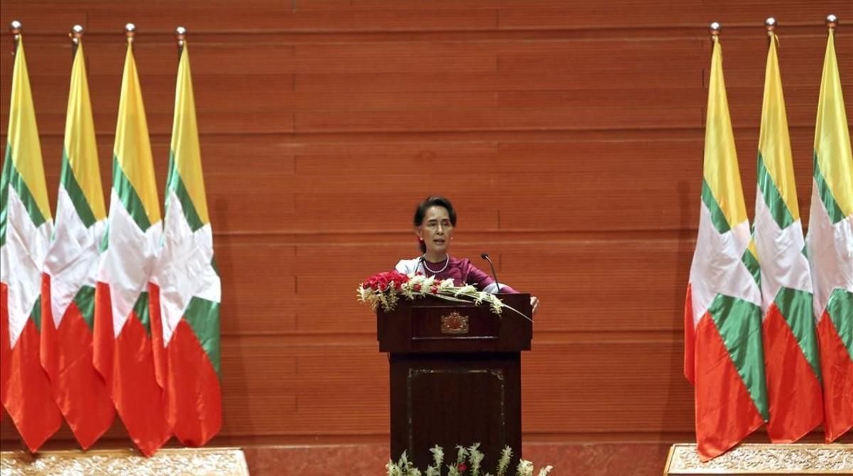 Aung San Suu Kyi durante su discurso en Naypyitaw. Aung San Suu Kyi durante su discurso en Naypyitaw.