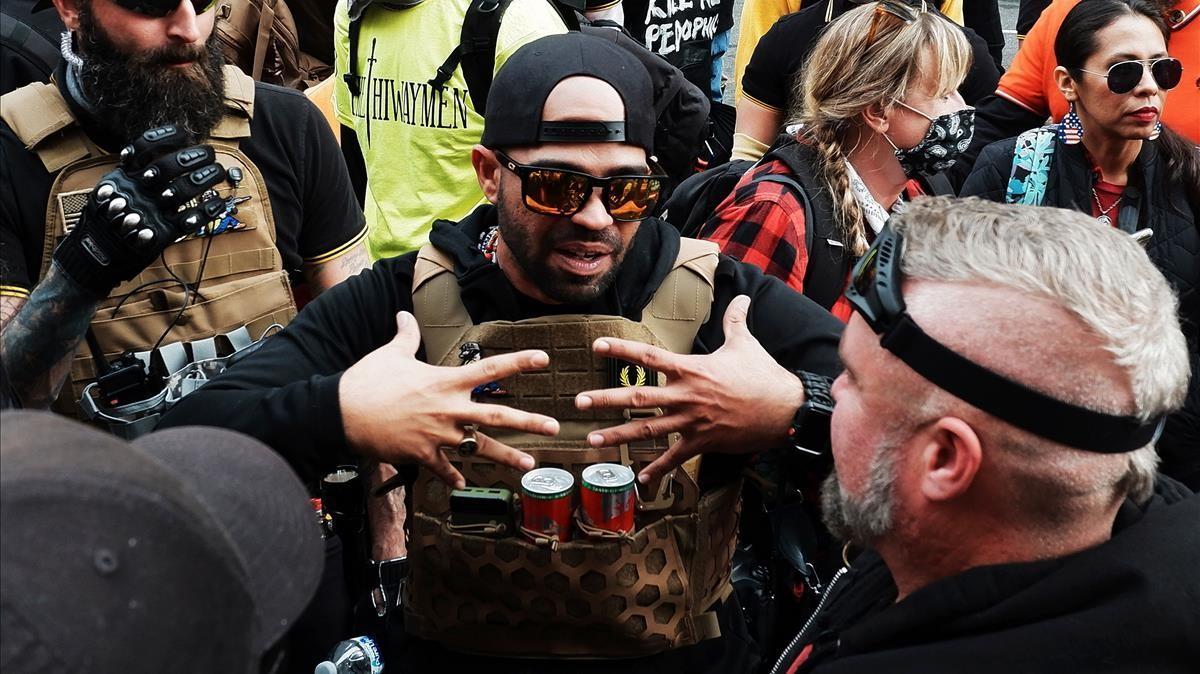 El líder de los Proud Boys, Enrique Tarrio, durante la manifestación del pasado 12 de diciembre en Washington. El líder de los Proud Boys, Enrique Tarrio, durante la manifestación del pasado 12 de diciembre en Washington.