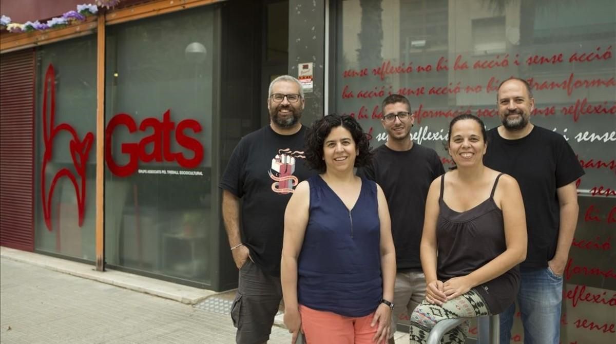 Miembros del colectivo GATS, impulsor del proyecto de telecomunicaciones Som Connexió, en su sede de Sant Cosme. Miembros del colectivo GATS, impulsor del proyecto de telecomunicaciones Som Connexió, en su sede de Sant Cosme.