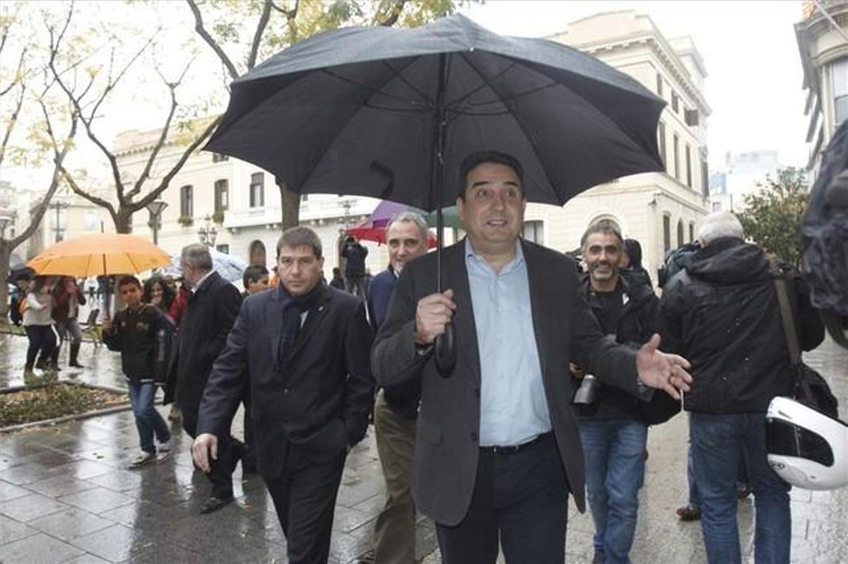 Manuel Bustos, alcalde de Sabadell, a la salida del Ayuntamiento. Manuel Bustos, alcalde de Sabadell, a la salida del Ayuntamiento.