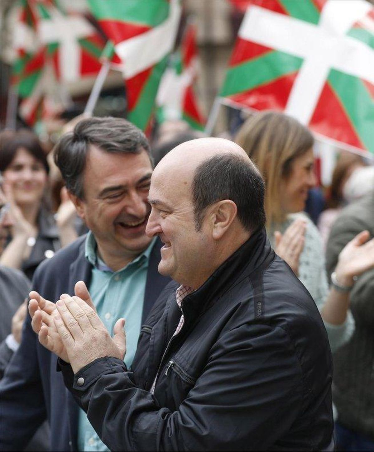 Ortuzar (el PNB) es desmarca de l’independentisme del «tot o res» i recolza el PDECat Ortuzar (el PNB) es desmarca de l’independentisme del «tot o res» i recolza el PDECat