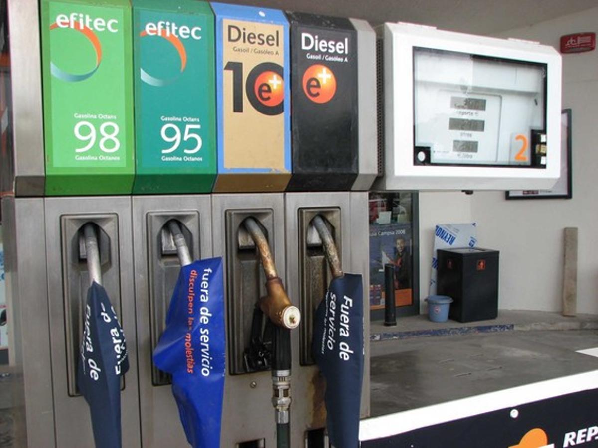 Surtidores de carburantes en una gasolinera de Barcelona.