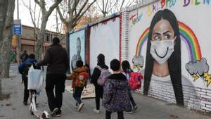 Niños saliendo de la escuela, el pasado mes de diciembre, en Barcelona