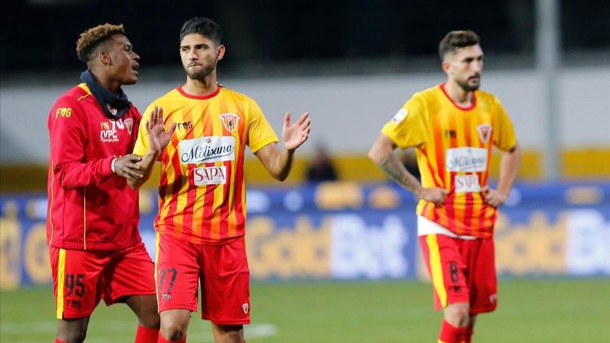 Los jugadores del Benevento tras sufrir la decimotercera derrota del campeonato. Los jugadores del Benevento tras sufrir la decimotercera derrota del campeonato.