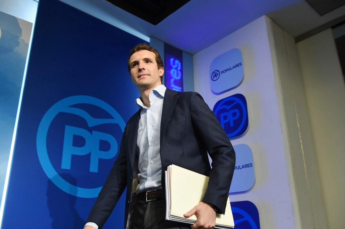 Pablo Casado, cuando mostró la documentación de su máster en la URJC. Pablo Casado, cuando mostró la documentación de su máster en la URJC.