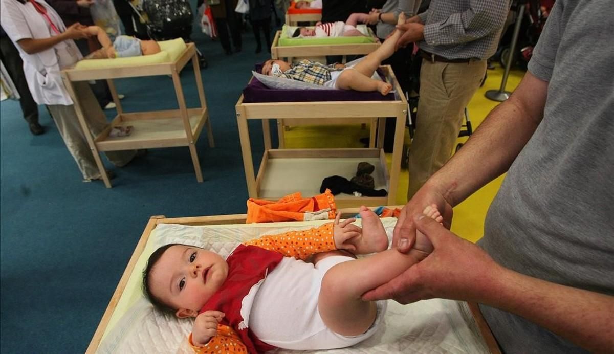 Un hombre cuida de su bebé. Un hombre cuida de su bebé.