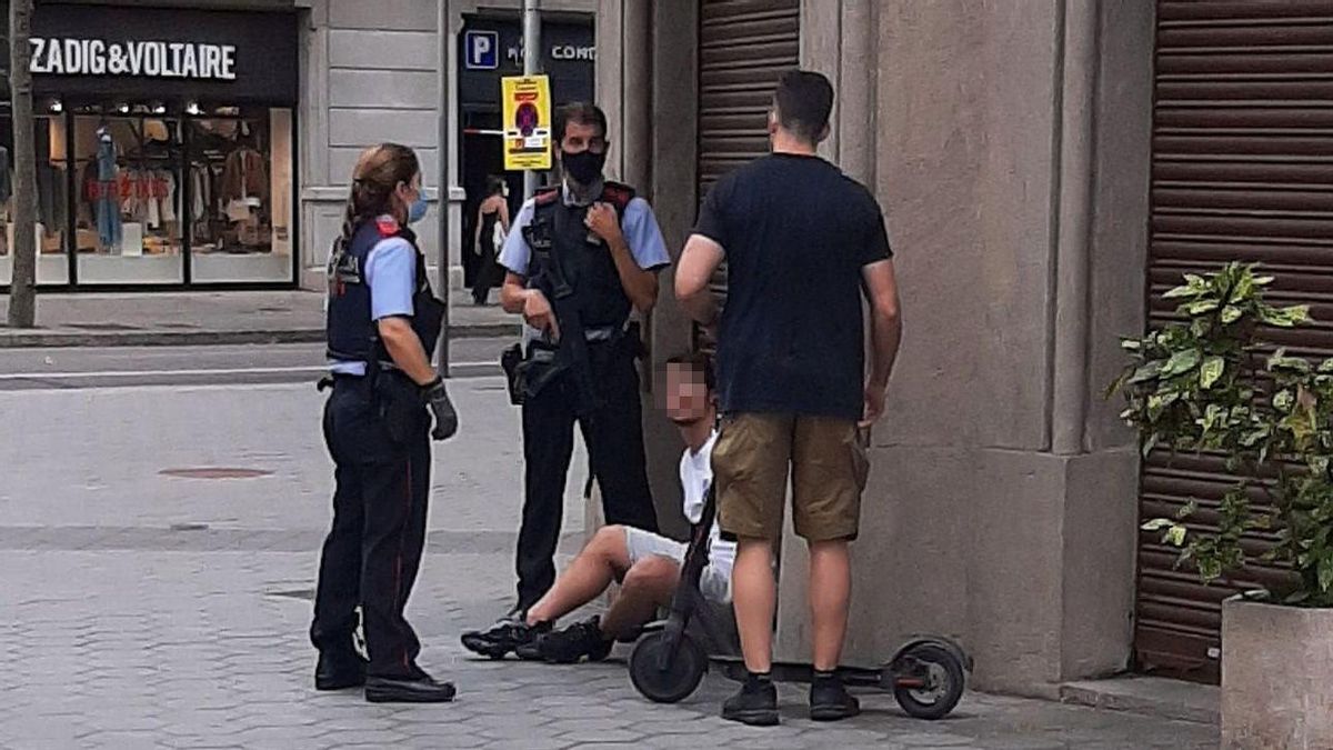 Agentes uniformados custodian al presunto ladrón. Agentes uniformados custodian al presunto ladrón.