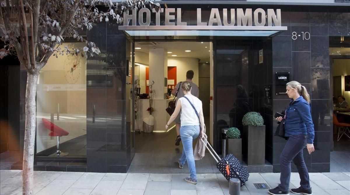 Un grupo de turistas, ante un hotel de Sant Andreu. Un grupo de turistas, ante un hotel de Sant Andreu.