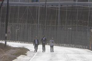 Enrique Santiago (Unidas Podemos), Jon Iñarritu (EH Bildu) y Maria Carvalho (ERC) durante la visita a la frontera de Melilla este lunes. 