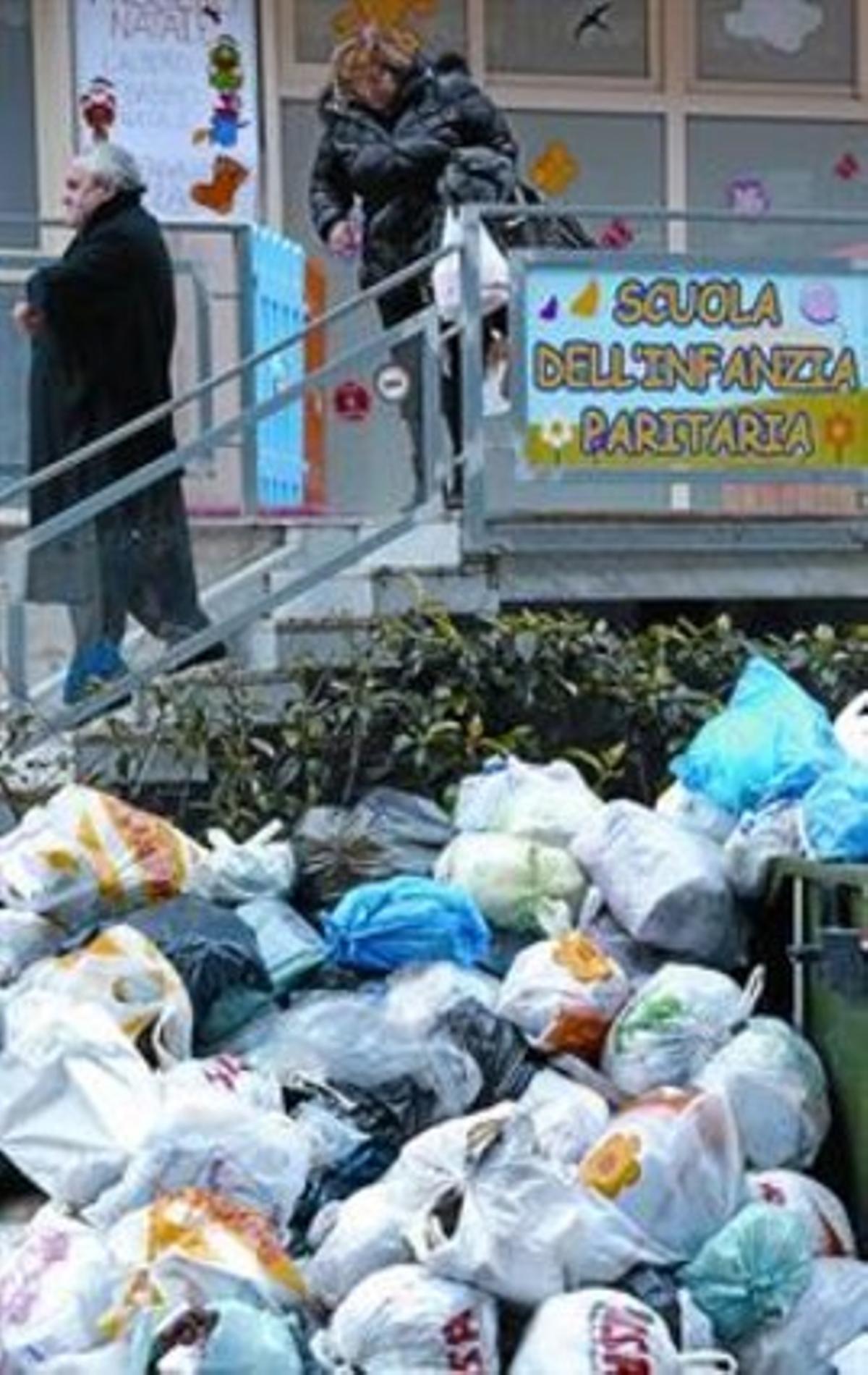 Un montón de basura junto a las escaleras de acceso de una guardería en las afueras de Nápoles.