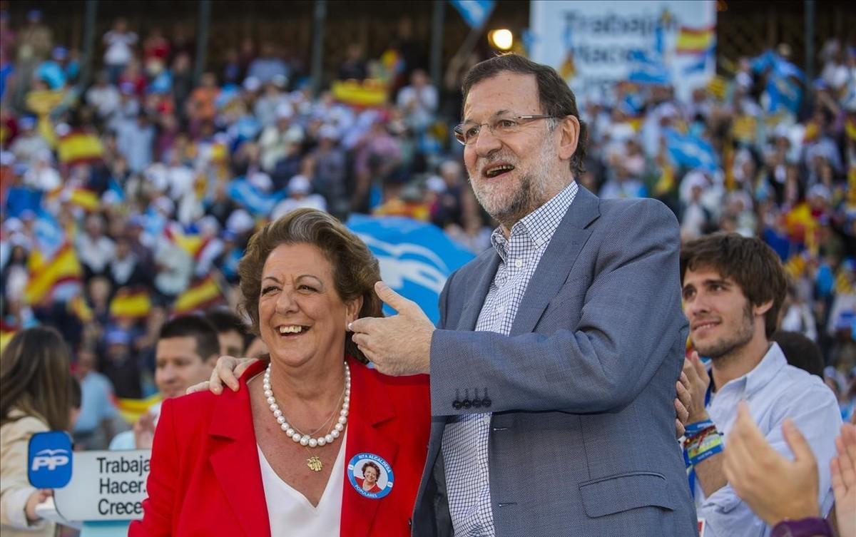 El presidente del PP, Mariano Rajoy, y la exalcaldesa Rita Barberá en un mitin de las pasadas municipales.