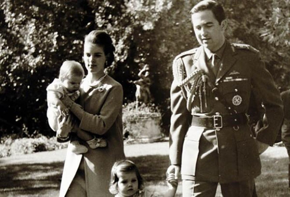 Los reyes Constantino y Ana María de Grecia, con sus hijos, Alexia y Pablo, poco antes de exiliarse. Los reyes Constantino y Ana María de Grecia, con sus hijos, Alexia y Pablo, poco antes de exiliarse.