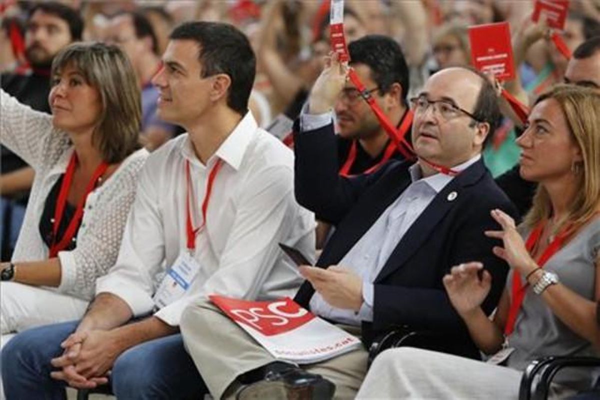 Pedro Sánchez, junto a Miquel Iceta y Carme Chacón, en un congreso extraordinario del PSC. Pedro Sánchez, junto a Miquel Iceta y Carme Chacón, en un congreso extraordinario del PSC.