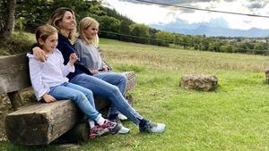 Belén y sus hijas, Inés y Ana, observan las vistas de la Cerdanya en uno de los días en los que papá está fuera trabajando