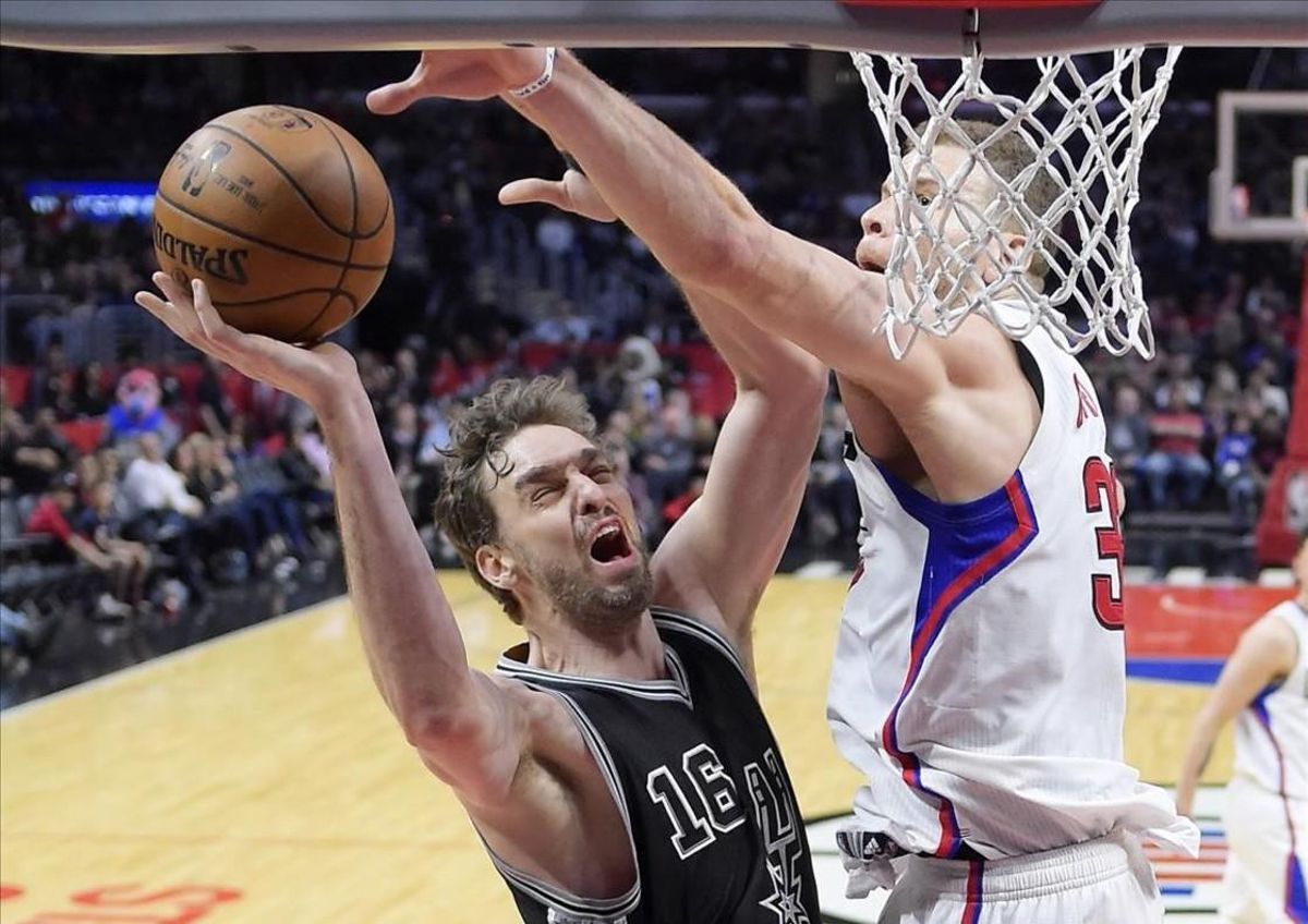 Pau Gasol trata de encestar ante Blake Griffin, de los Clippers. Pau Gasol trata de encestar ante Blake Griffin, de los Clippers.