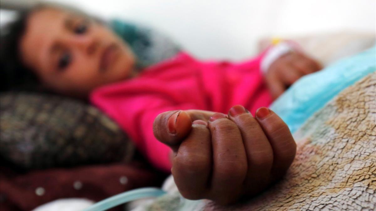 Una niña con desnutricion recibe tratamiento medico en la sala de emergencias de un hospital de Saná.
