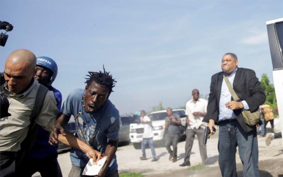 Un senador haitiano dispara contra la multitud.