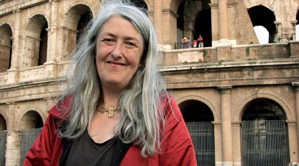 La historiador Mary Beard, frente al Coliseo.
