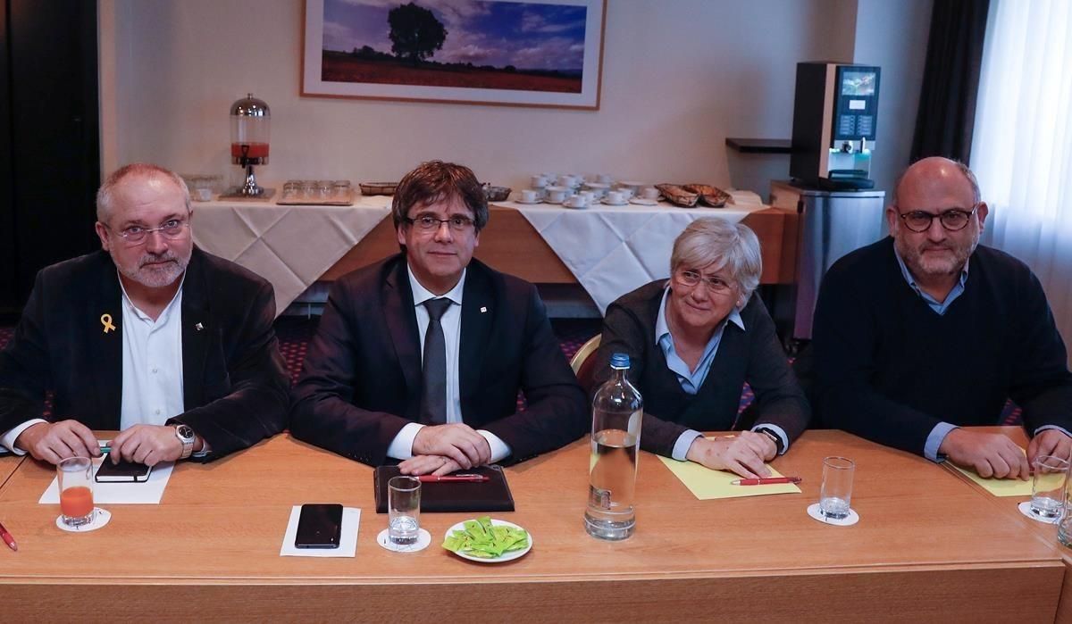 Carles Puigdemont y los consellers cesados Lluís Puig y Clara Ponsatí, en Bruselas Carles Puigdemont y los consellers cesados Lluís Puig y Clara Ponsatí, en Bruselas
