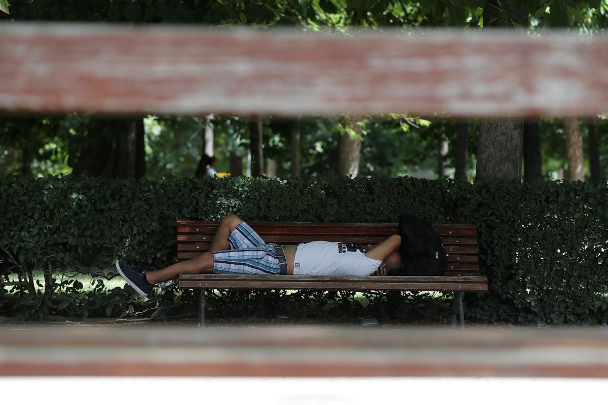 Imagen de archivo de un hombre descansando en un banco. EFE/Juan Carlos Hidalgo